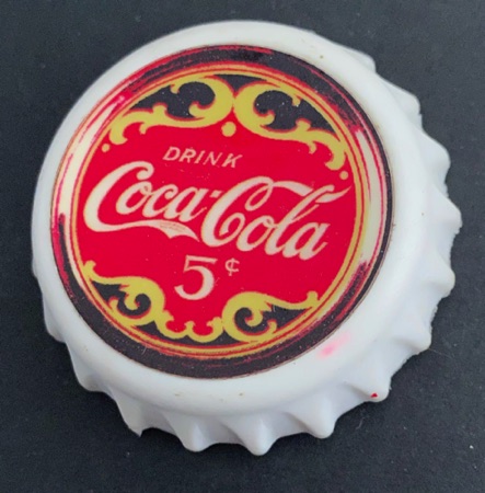 930104-1 € 1,50 ccoa cola magneet in vorm van dop.jpeg